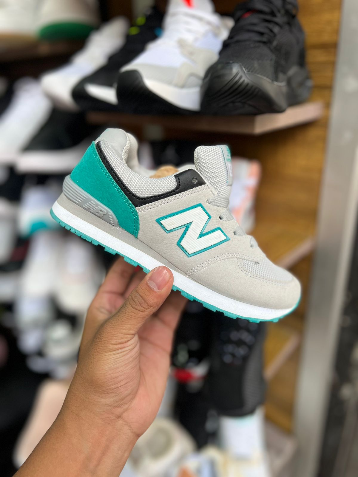 NEW BALANCE GRIS VERDE BRANDSCOL