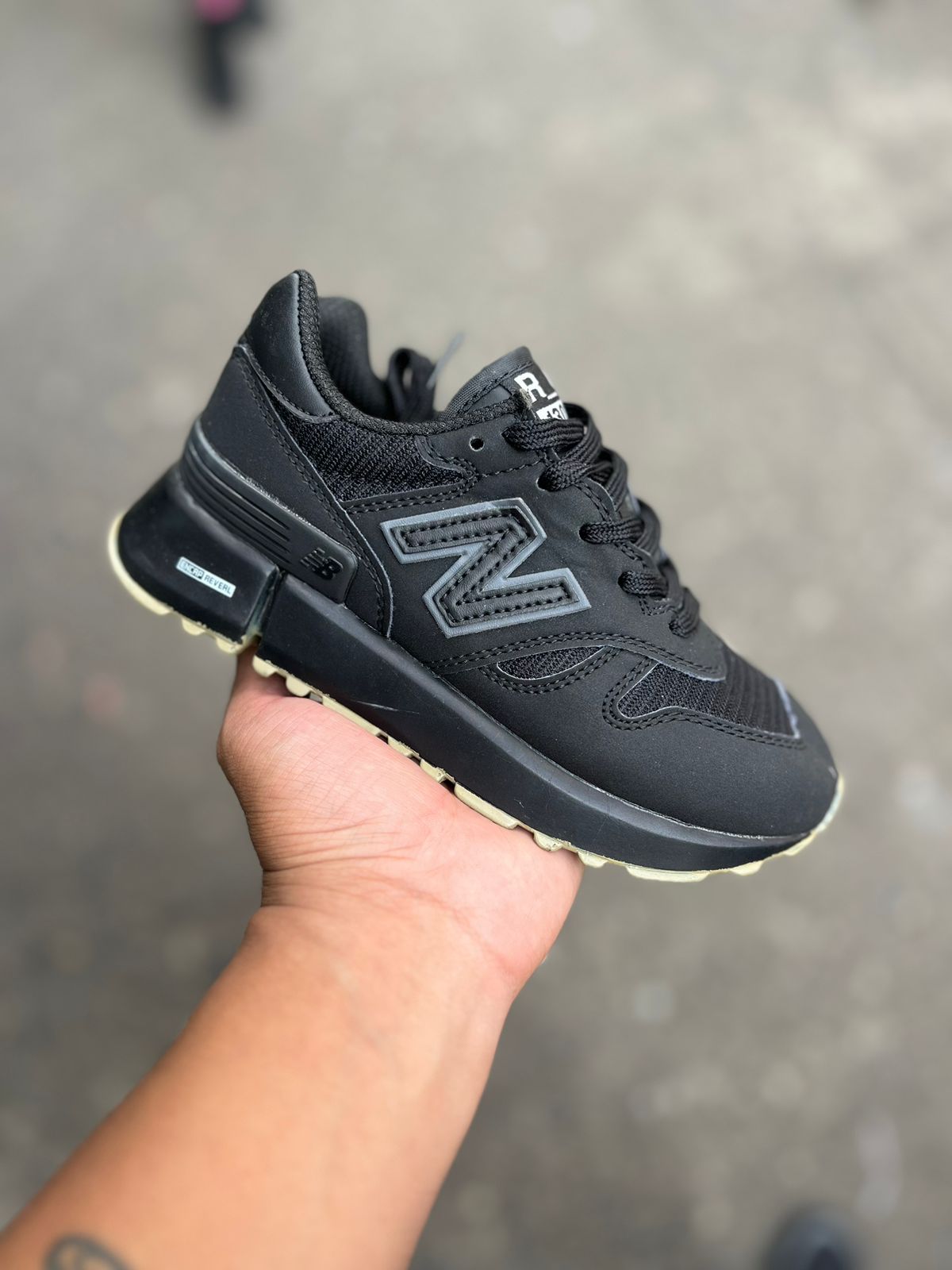 New balance negro hombre online