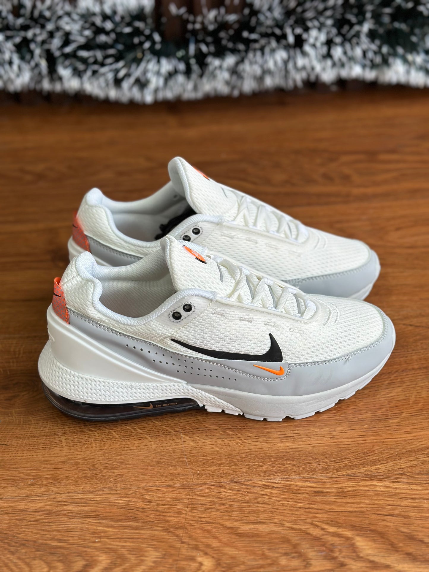 NIKE 270