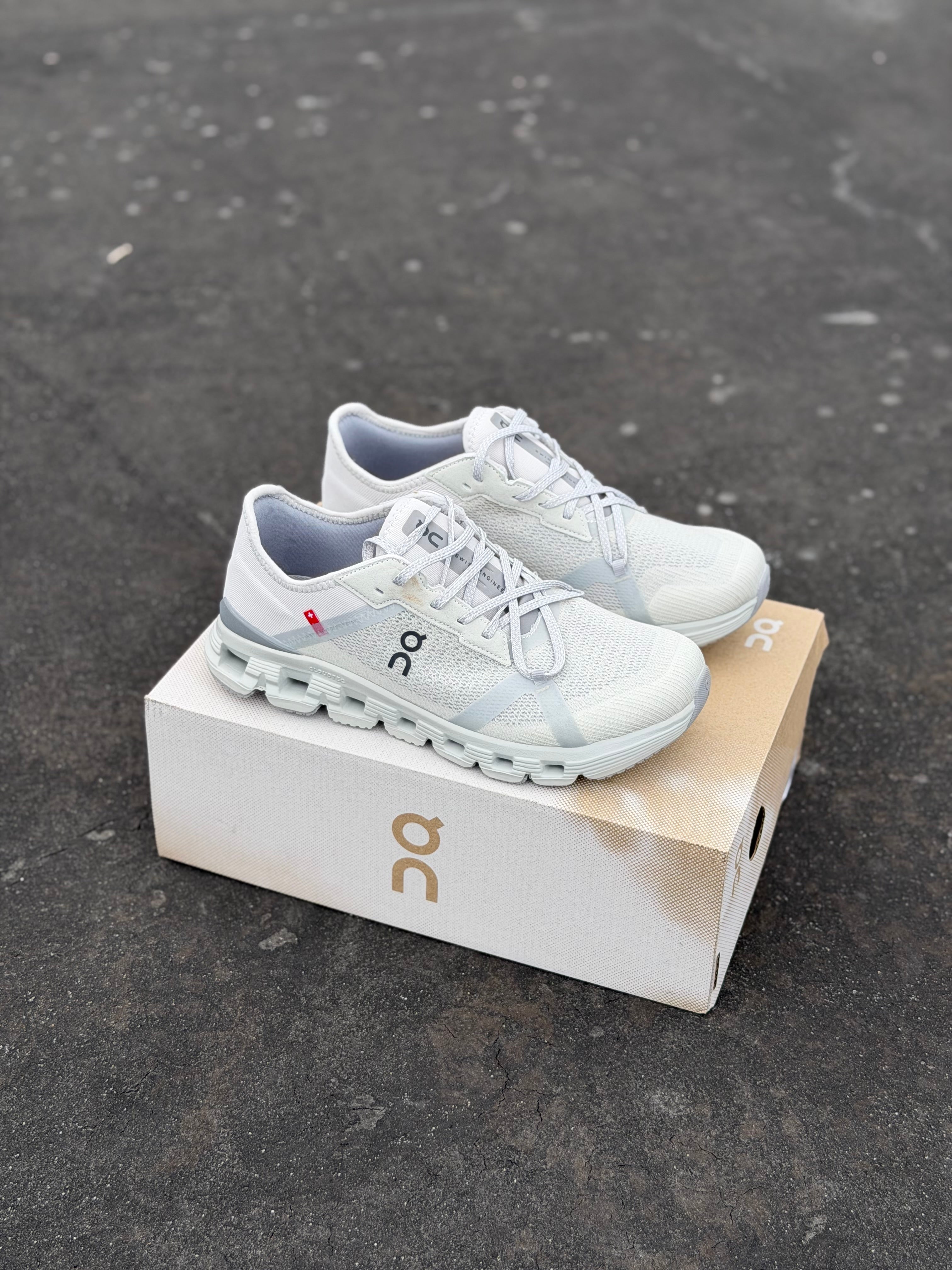 ON CLOUD X4 GRIS CLARO