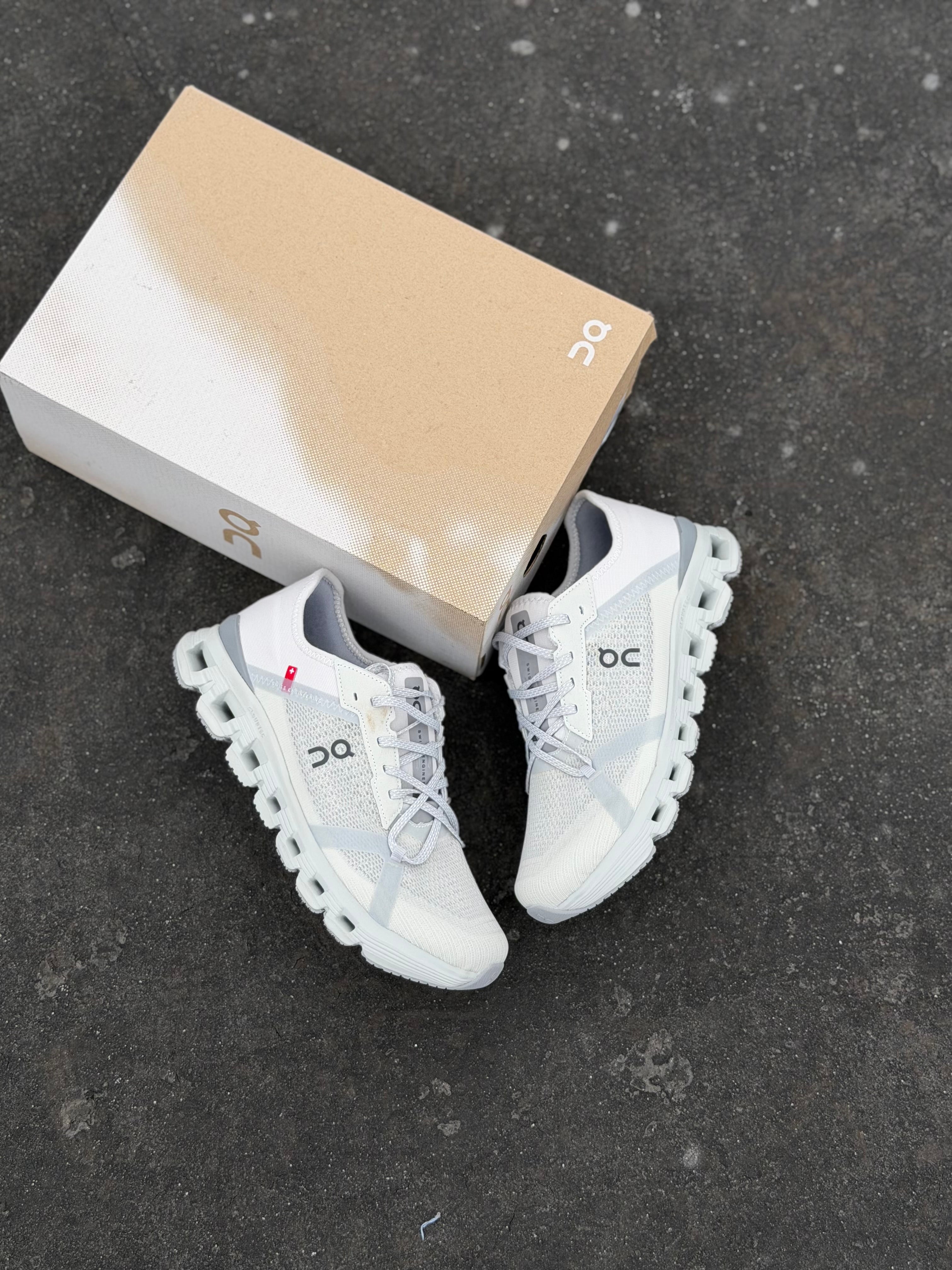 ON CLOUD X4 GRIS CLARO