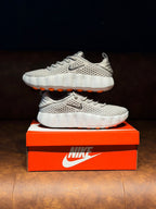 NIKE MIND PLATEADA