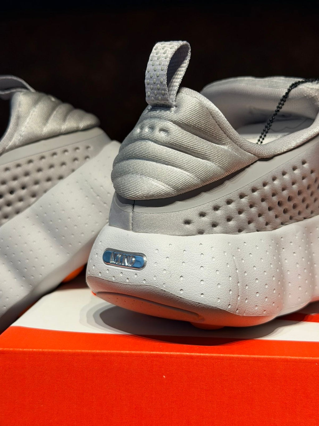 NIKE MIND PLATEADA