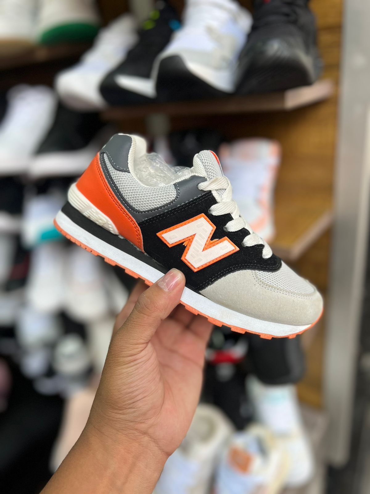 NEW BALANCE - NEGRO / NARANJA