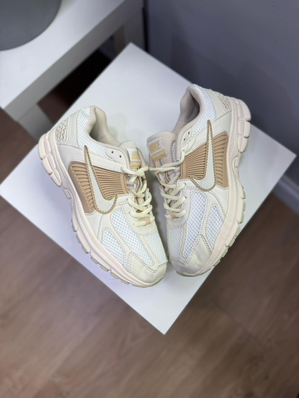 NIKE BEIGE