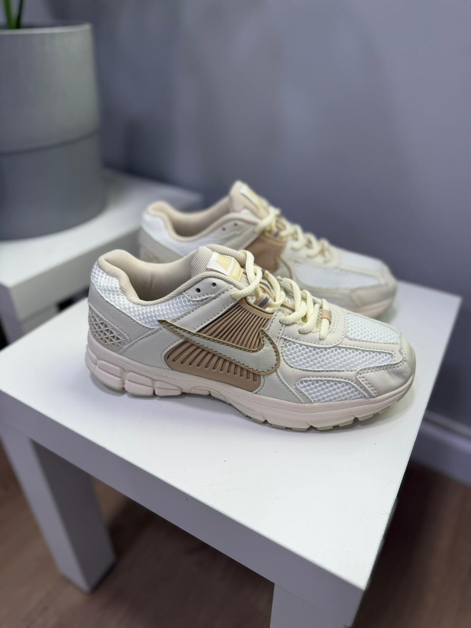 NIKE BEIGE